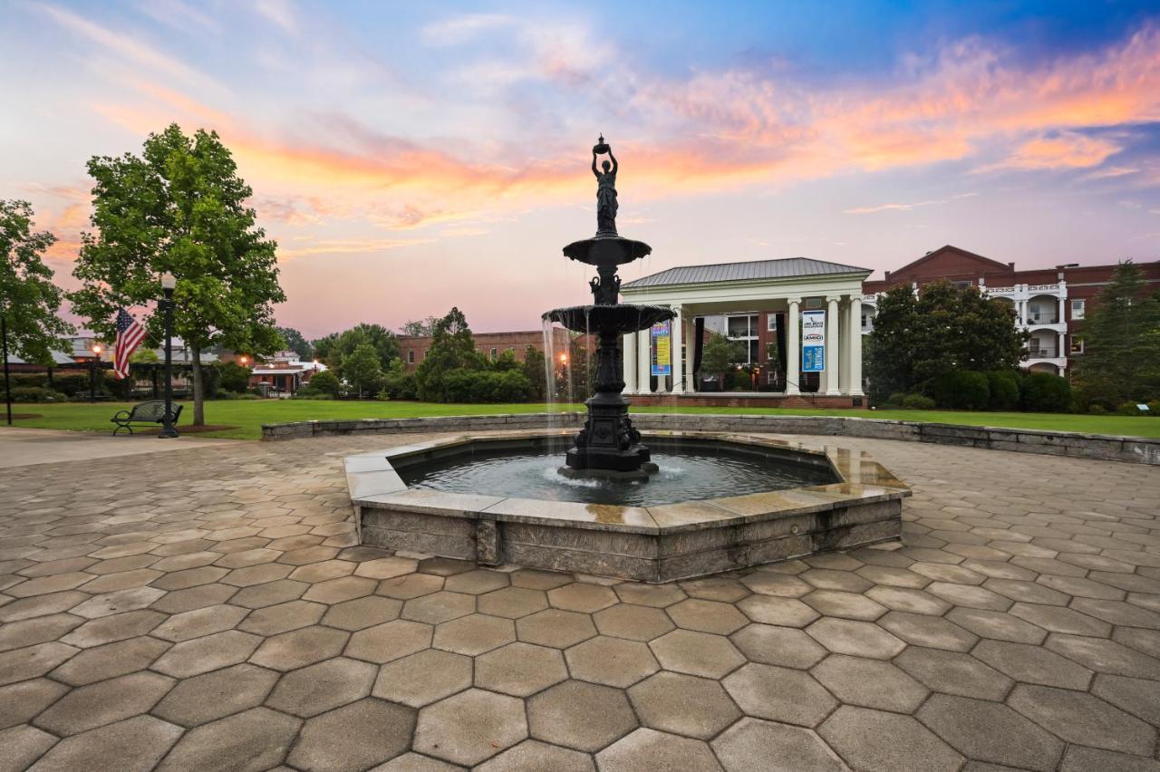 The James Madison Inn Esterno foto