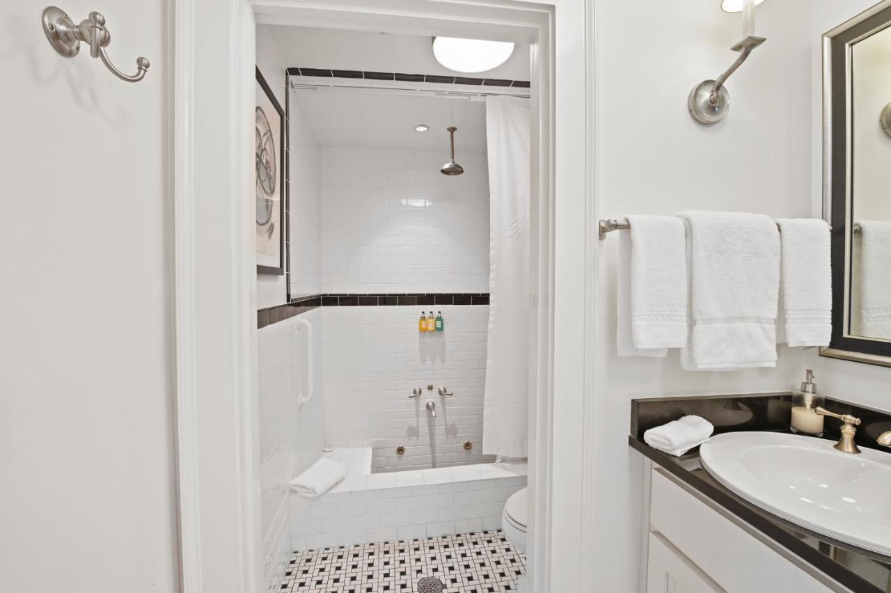 The James Madison Inn Esterno foto